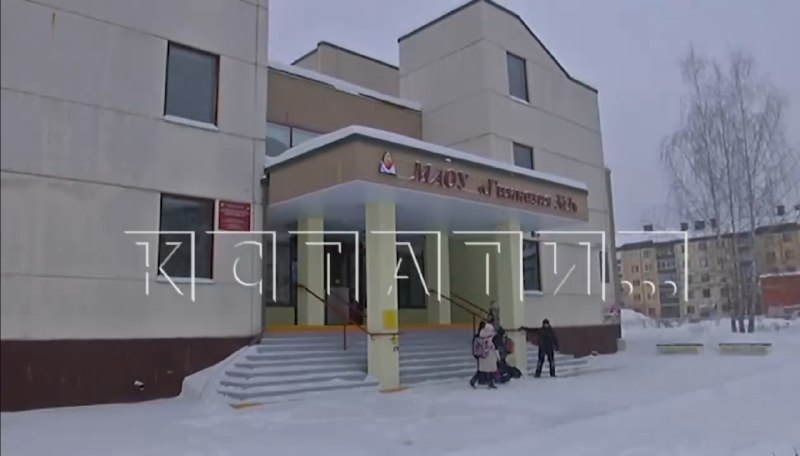    Детей не пускали в школу во время исполнения гимна в актовом зале