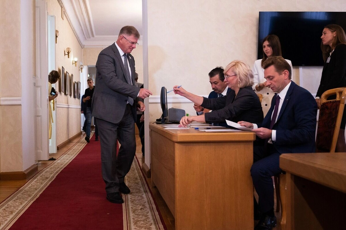 Спикер ГС Владимир Корбут. Сидят депутаты Андрей Никитин, Инна Гомолко, Валерий Студеникин gorod55.ru