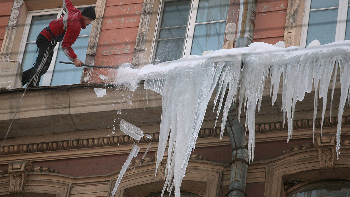 Как защитить себя при падении сосулек