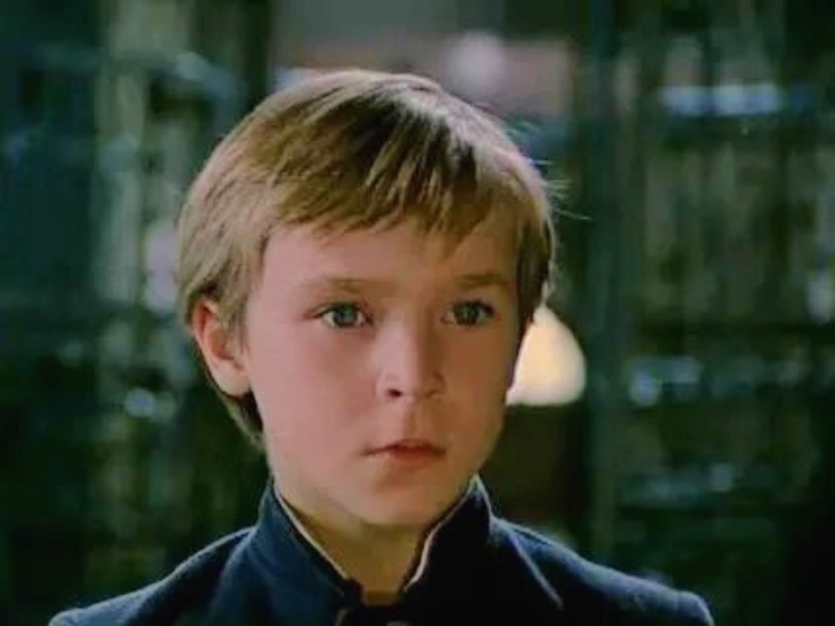 В этих детских глазах отразилась вся скорбь послевоенного поколения, потерявшего любовь и тепло.