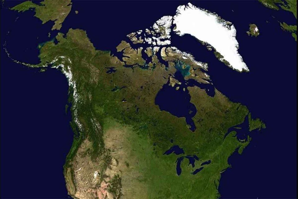    Крупнее острова, чем Гренландия, на Земле нет. Он практически весь покрыт льдом и снегом.