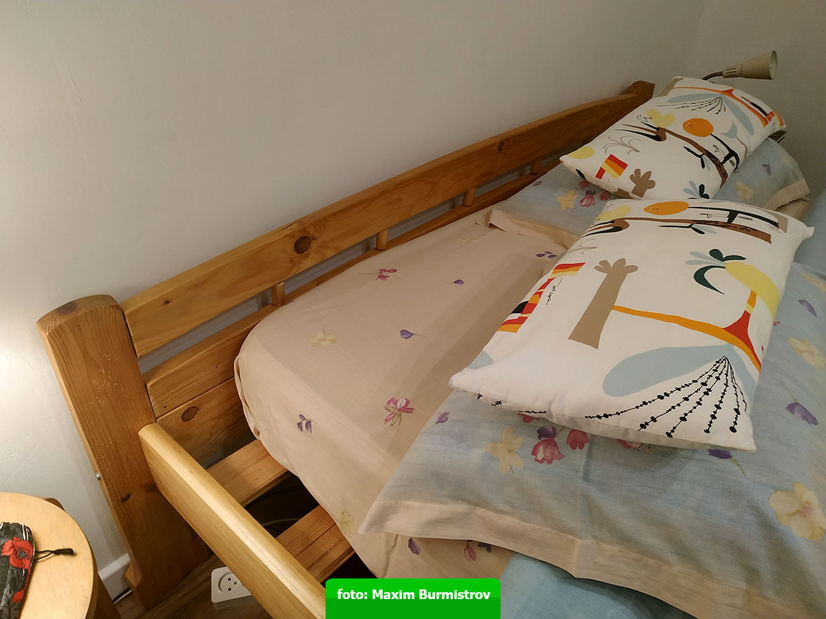 Старая кровать отлично послужила, но в новый интерьер не просилась, хотя поначалу и выполняла свои функции.