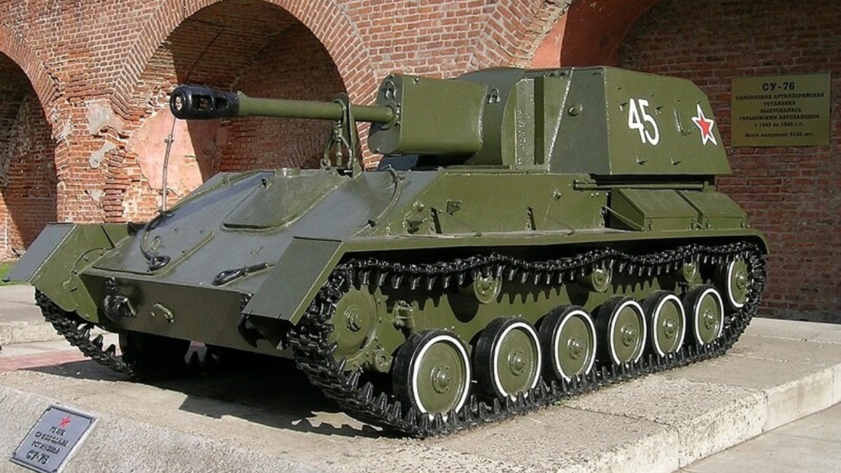 На фотографии: СУ-76 в Кремле Нижнего Новгорода. СУ-76 – советская лёгкая полуоткрытая самоходная установка с задним расположением боевого отделения. Источник фото: https://ru.wikipedia.org/wiki/СУ-76#/media/Файл:Su76_nn.jpg