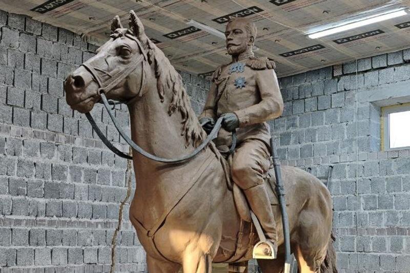    Администрация Верхнеуральского округа. Макет памятника