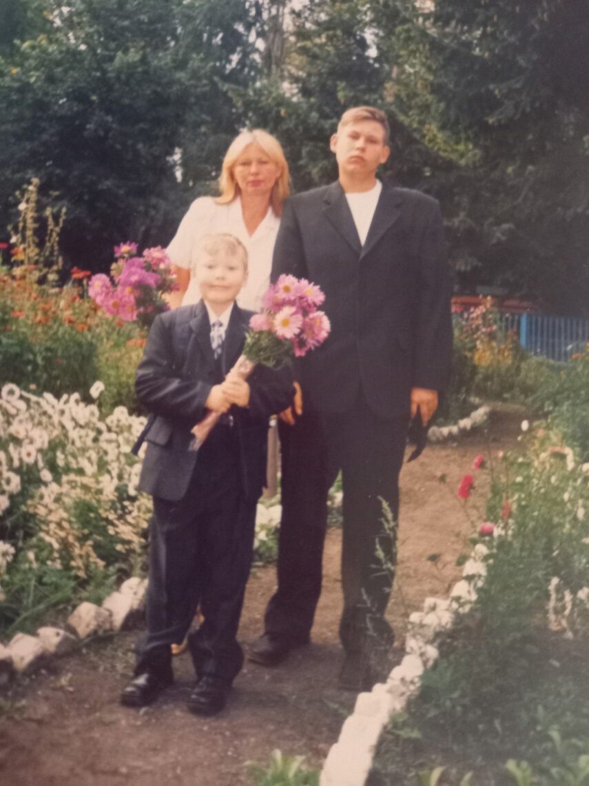 Мама Татьяна Михайловна провожает сыновей в школу.