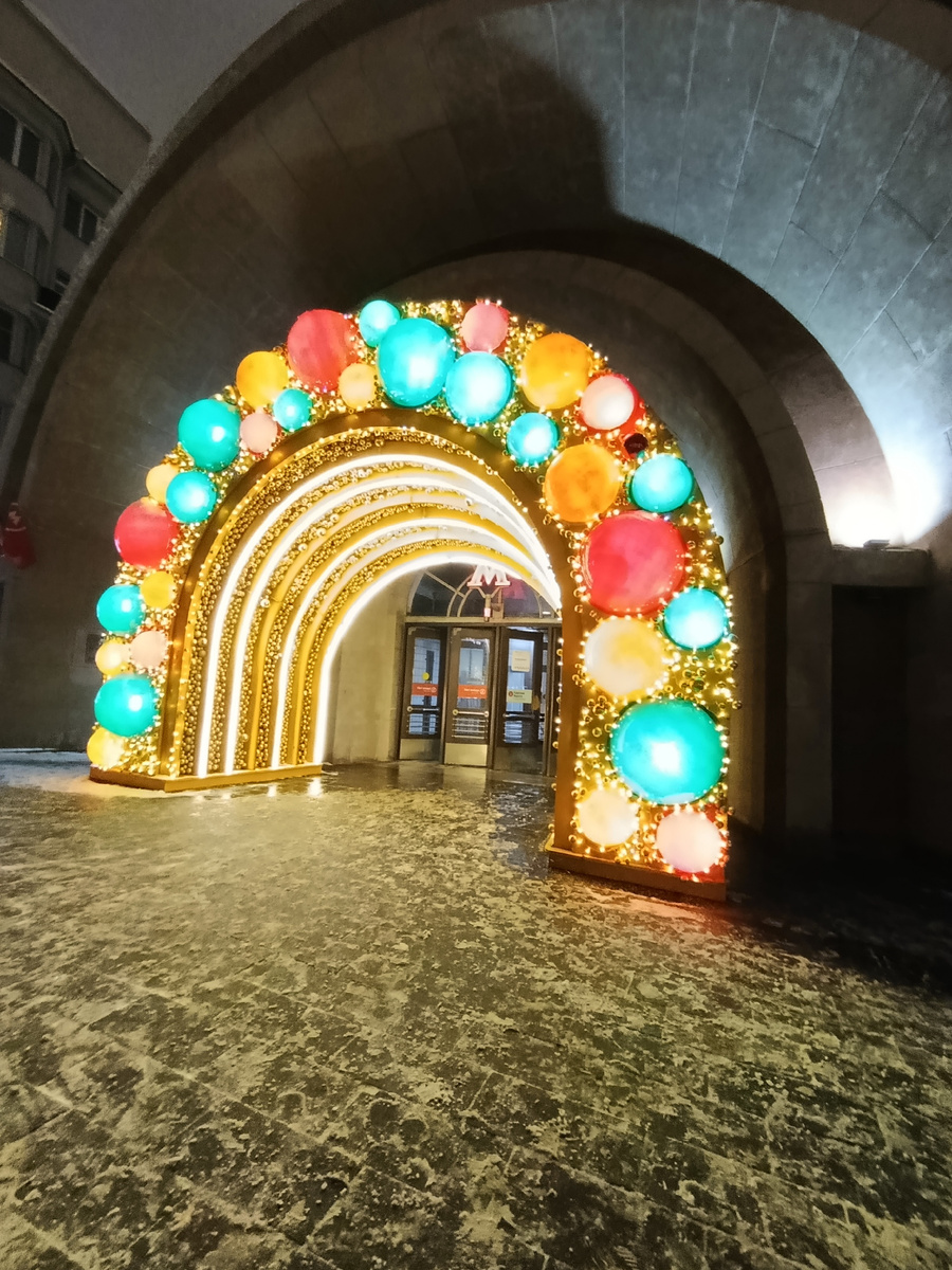 Вот так в декабре выглядел один из входов в Московское метро