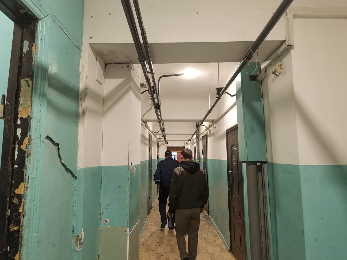 Боец не может добиться ремонта протекающей крыши в общежитии три года.  Фото: Фото: ФедералПресс / Карина Майлибаева