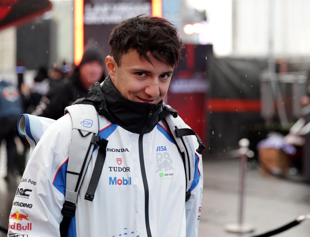    21-летний пилот Исак Хаджар не пострадал