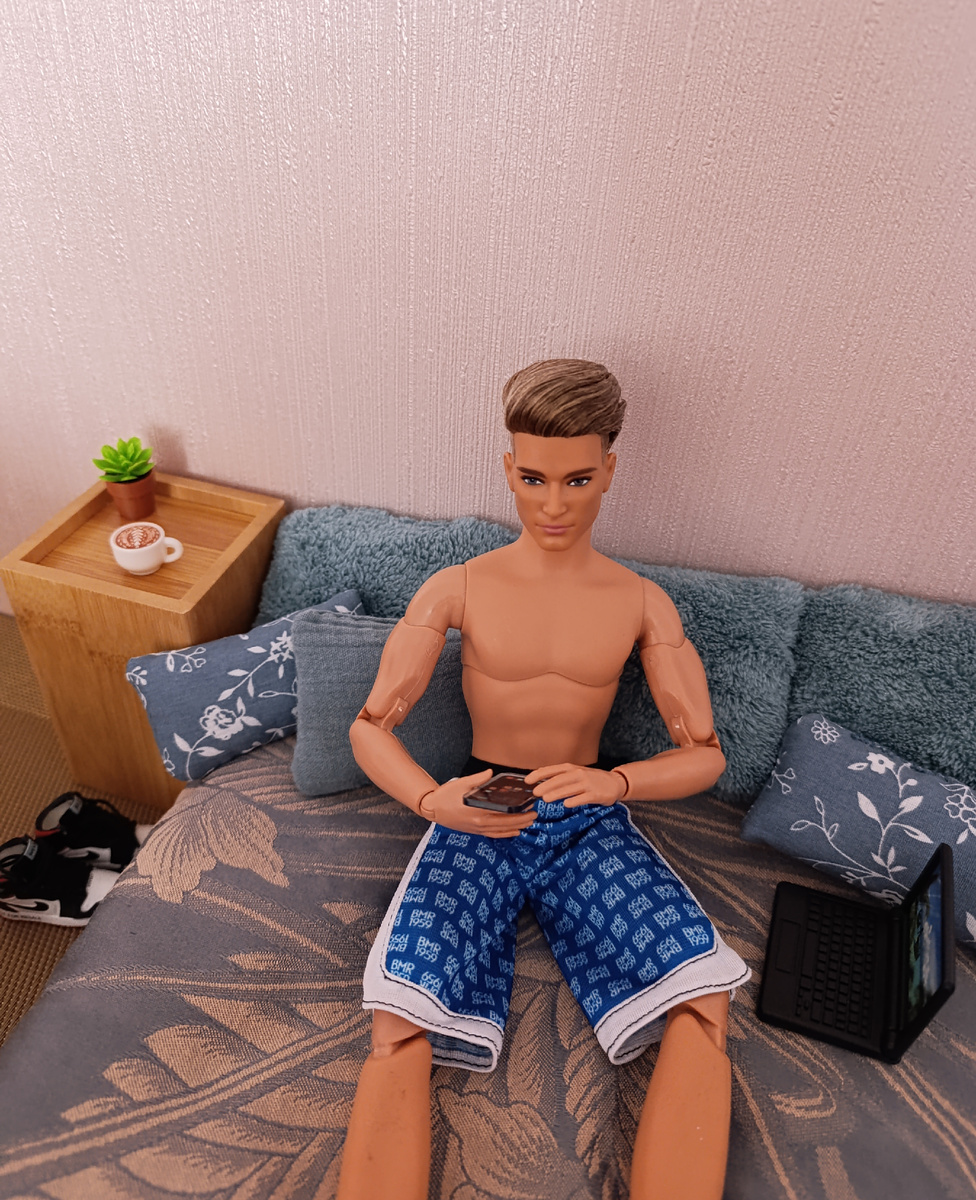 Алехандро пишет смс Мие