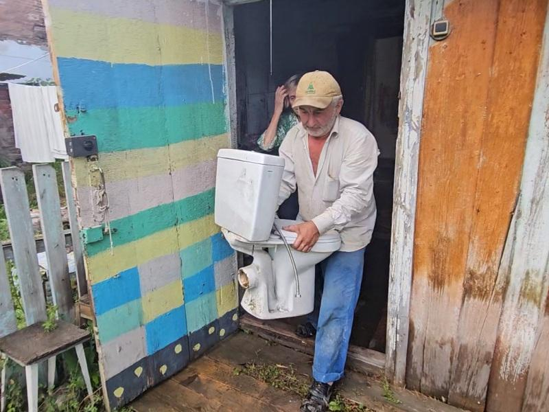 76-летняя жительница Ачинска Светлана Подчасова вновь обратилась к властям с требованием вернуть ей демонтированный унитаз. 