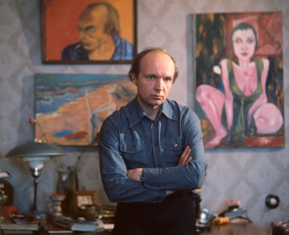 Андрей Мягков на фоне своих картин