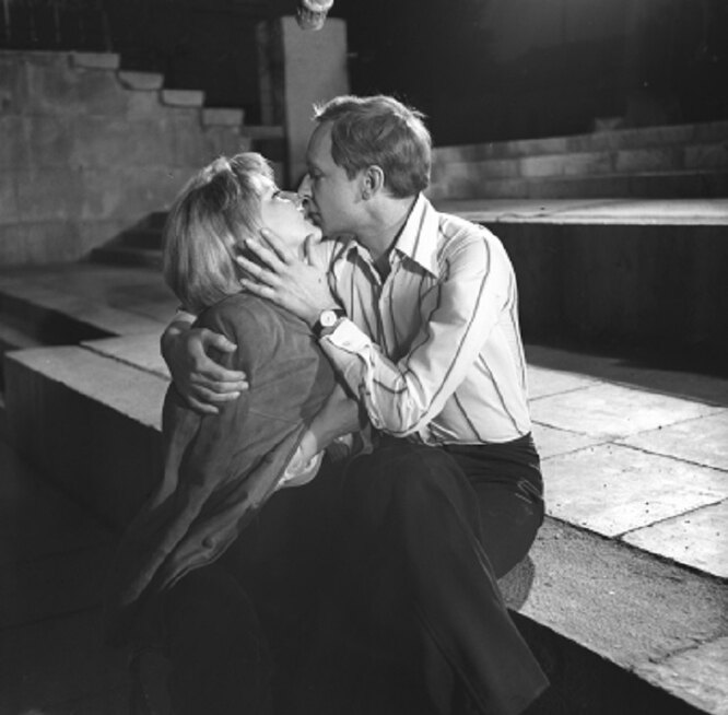 Андрей Мягков и Анастасия Вознесенская в фильме «Вы мне писали», 1977