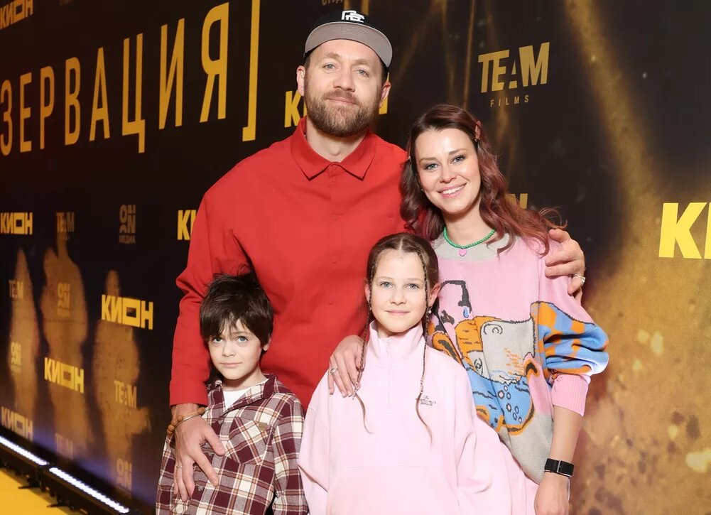    Денис Шведов с семьей, Филипп Янковский, Кристина Асмус и другие на премьере сериала "Резервация"
