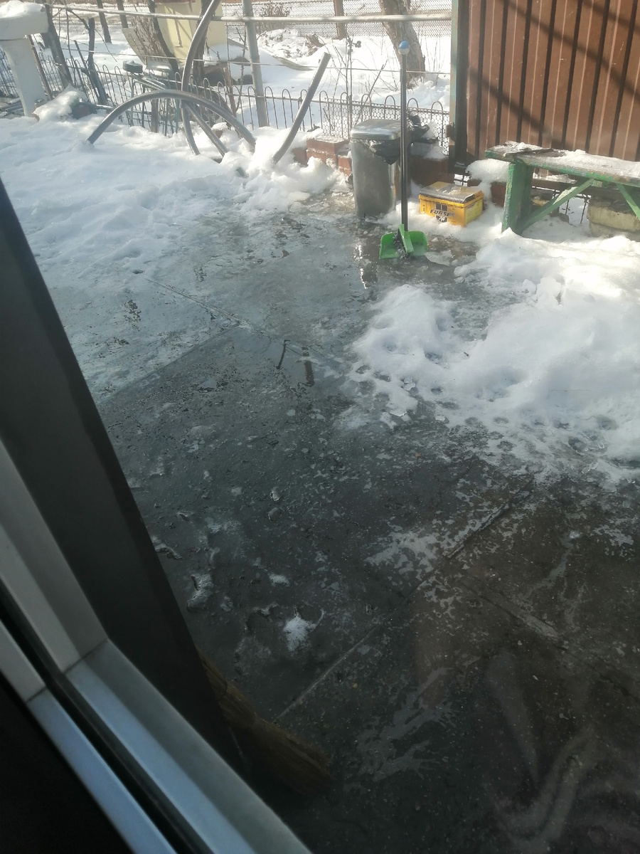 Кажется как лёд ,но поверх льда вода.