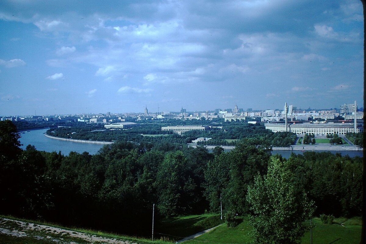 Вид на спорткомплекс «Лужники» с Воробьевых гор, 1984 г. Фото: Wikimedia Commons / Robert Brumter, CC BY-SA 4.0