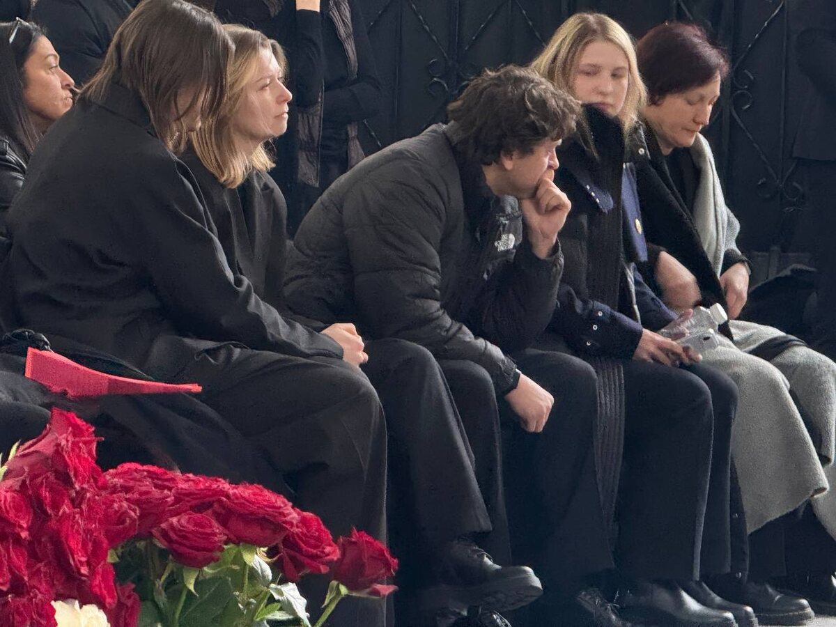    Родные Александра Олейникова на его похоронахThe Voice