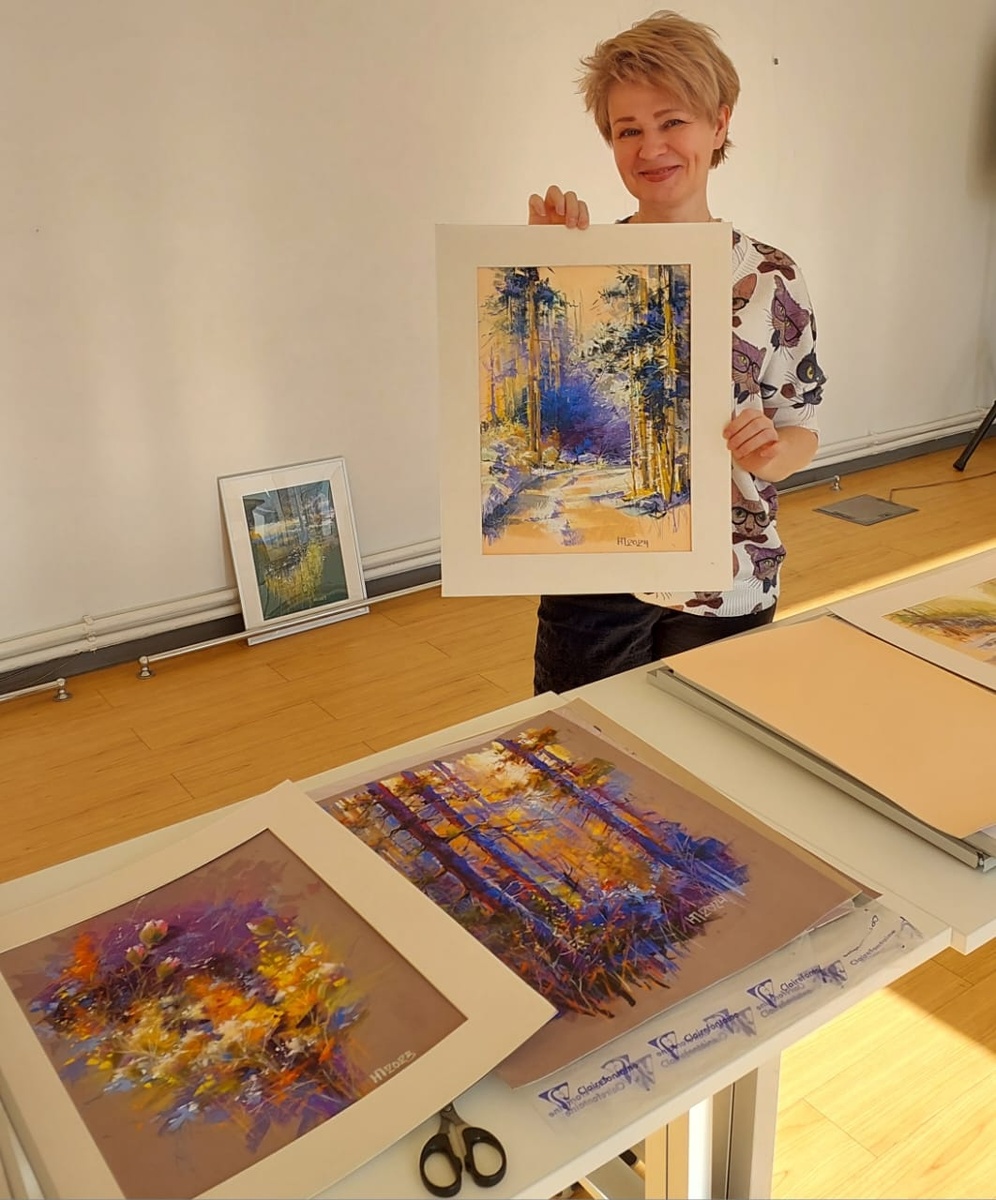 Наталья Поликарпова и ее пастели. Фото предоставлено Натальей Поликарповой