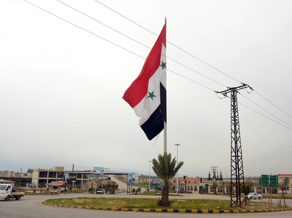    Сирийский флаг в освобожденном от боевиков городе Мааррат-эн-Нууман | © РИА Новости / Дмитрий Виноградов