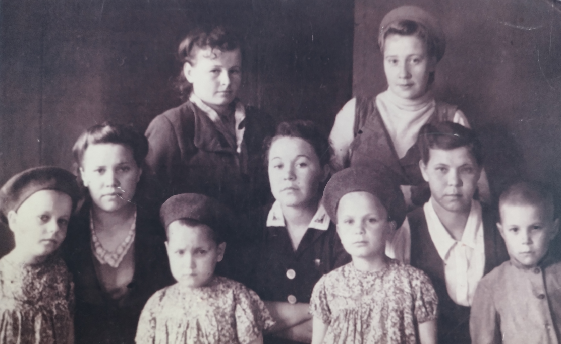 Воспитанники и воспитатели Болотнинского детского дома № 2.