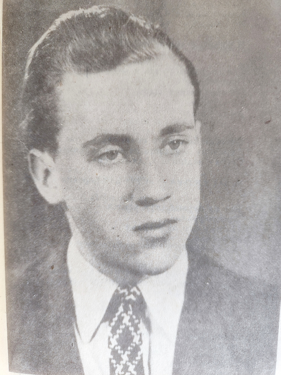 Вот он, Владимир Высцкий в молодости. В ту пору ему было лет 26-27...