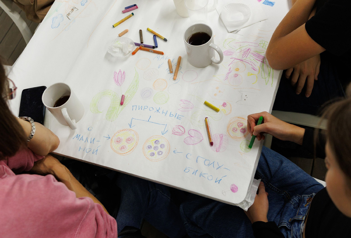 Декорирование бумажных скатертей