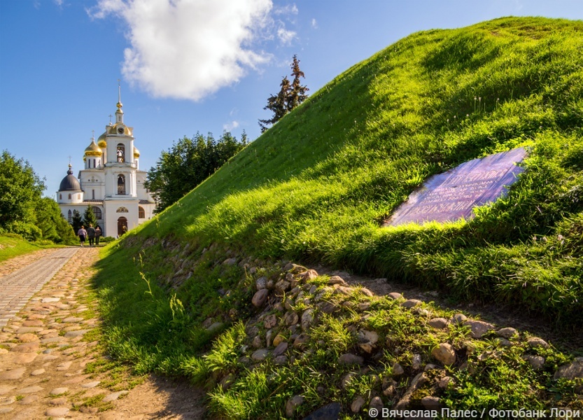 Сохранившаяся мостовая и земляной вал Дмитровского кремля