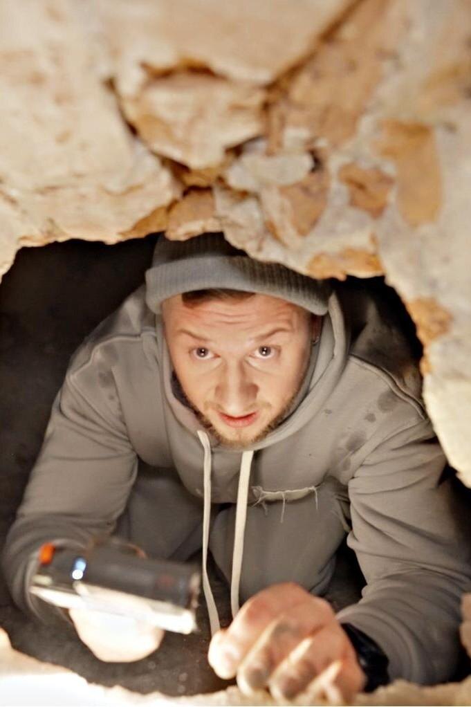 Дима что-то ищет на шоу "Прятки". Источник: https://n1s1.hsmedia.ru/c0/7d/c6/c07dc6f30e7d15f65a4cc7162f8d8517/681x1022_0xuWu0h8DW_7257207212534854203.webp