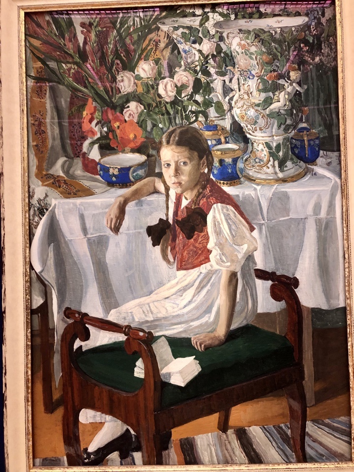 Александр Головин «Девочка и фарфор» («Фрося»). Фото с моих прогулок по выставкам. Часто попадаются картины с книгами и читателями, так что буду их использовать в книжных обзорах. Эта девчушка мне встречалась несколько раз — и в новой Третьяковке на выставке «Передвижники», и у нас в «Новом Иерусалиме» на выставке «Формула Руси 17/20. Образ допетровской России в искусстве Серебряного века». Уже как родная. Вид у нее недовольный: отстаньте, дайте почитать.