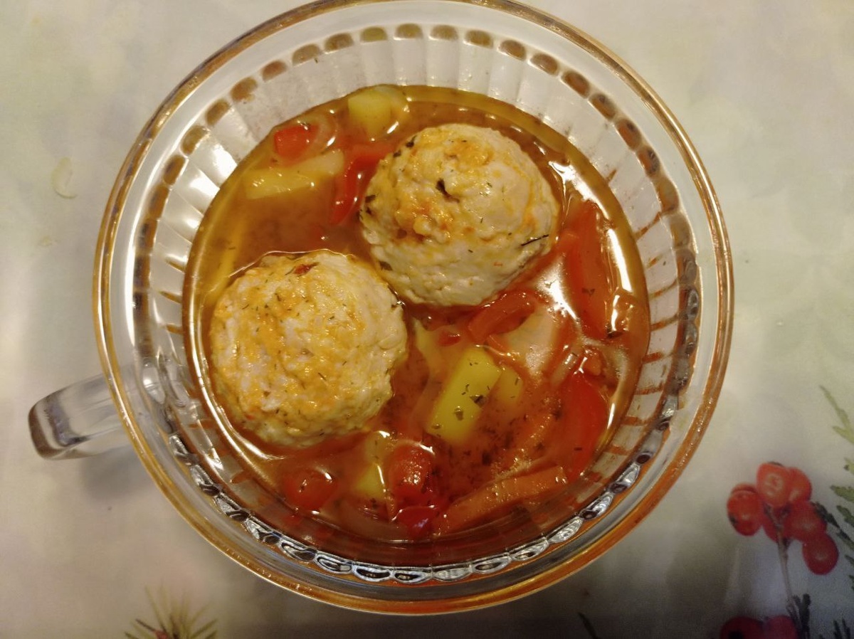 Ёжики из индейки с овощной подушкой.