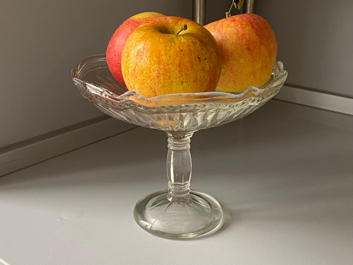 Простая стеклянная ваза.