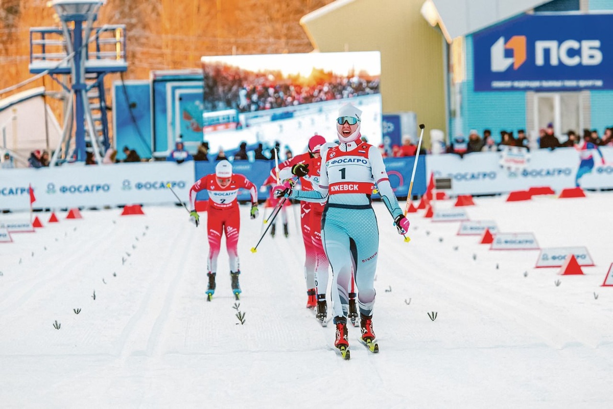 Наталья Крамаренко на финише победного спринта на этапе Кубка России. Фото: пресс-служба ФЛГР