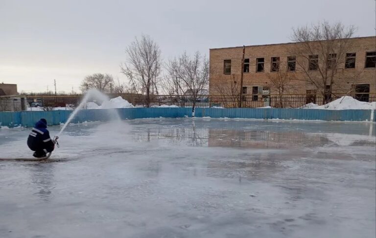    Пожарные залили каток для школьников в Самородово Оренбуржье