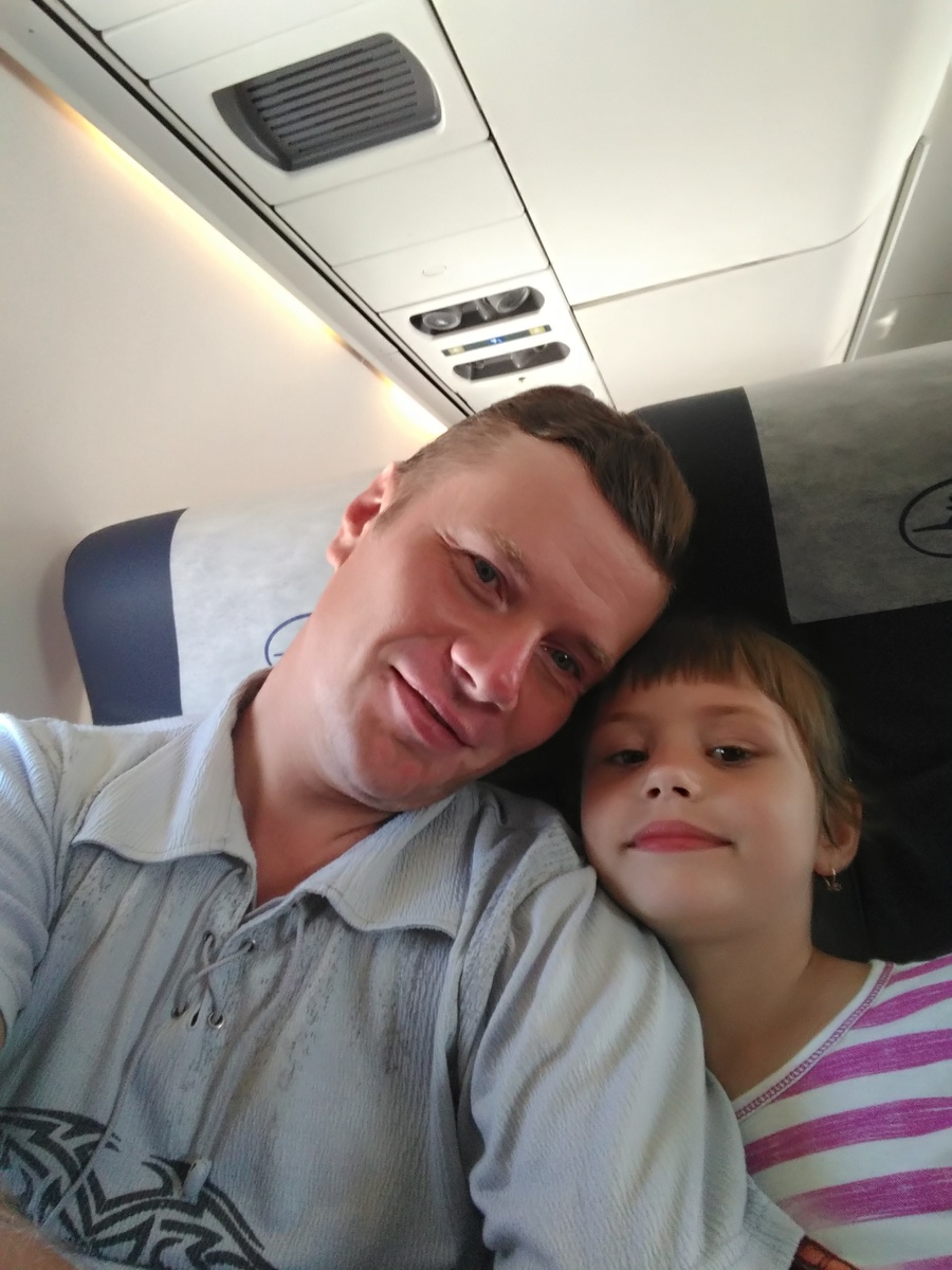 Самолёт маленький, как автобус. Лететь всего пару часов- даже не кормили в полёте.