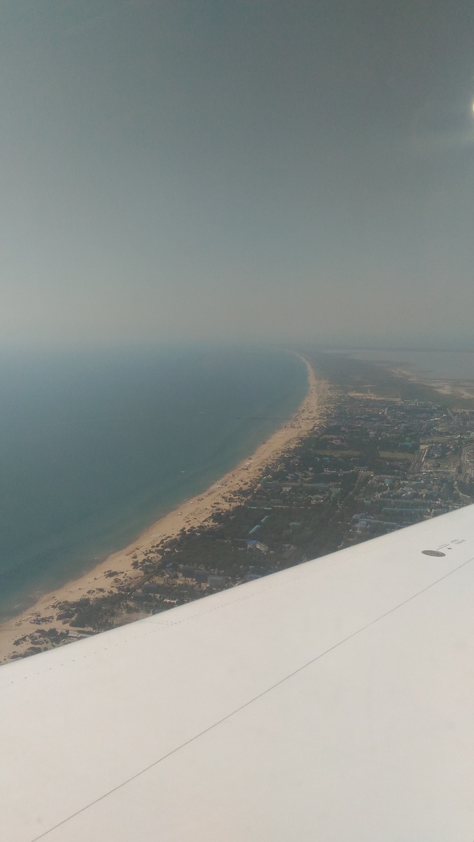 А вот и берег моря возле Витязево. На посадку самолёт заходил как раз  разворачиваясь над морем в этом районе.