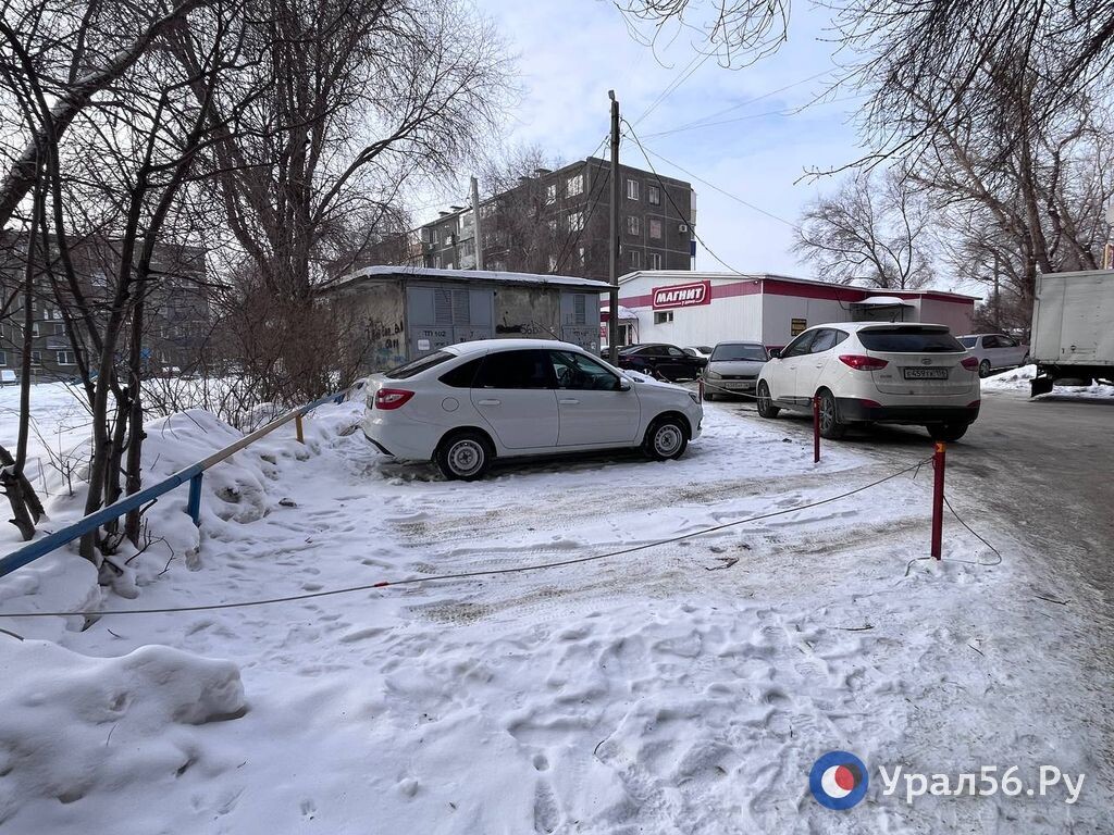    В Орске жильцы многоквартирного дома незаконно установили парковку