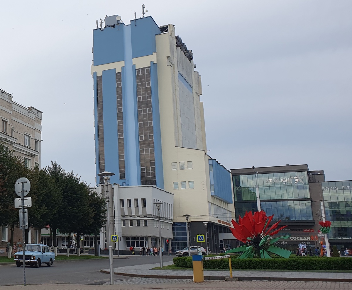 АТЦ "Атриум" справа, на втором этаже слева видно панорамное остекление ресторана "Васильки"