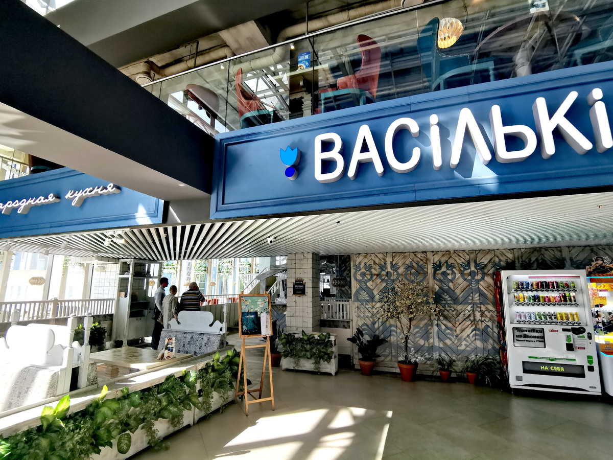 Мы сидели на этом балконе на 2 этаже, за столиком чуть правее