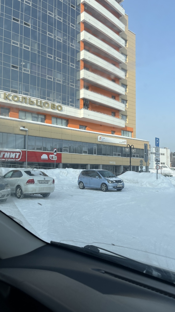 Сижу жду в машине 