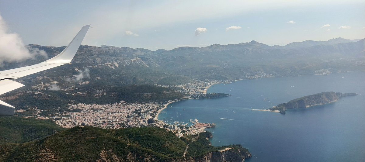 Вид из самолета на город Будва (Черногория)