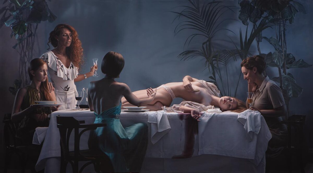 КАРТИНА " НЕЖЕЛАНИЕ "   ХУДОЖНИКА СЕРХИО МАРТИНЕСА СИФУЭНТЕСА / Sergio Martinez Cifuentes / ОТ АВТОРА ; " ‘Нежелание’ я понимал как энергию, которая рождается из осознания любви к нашей собственной индивидуальности; который изменяет, трансформирует и освобождает.. Я хотел создать в этой картине притягательную и легкую атмосферу с узнаваемыми персонажами. Реализм этой сцены позволял допустить, что небольшого хаоса было достаточно, чтобы нарушить порядок. Полуголая главная героиня на столе и опрокинутый бокал вина - метафора этого. " / 2024 / Масло на холсте /  280х155 см