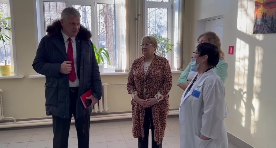    Депутат Госдумы посетил детские поликлиники Ульяновска после жалоб медиков | ФОТО: скриншот с видео