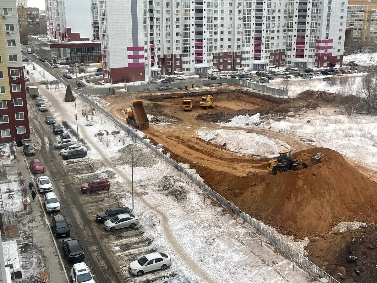    Опасная стройка у детской площадки: жители ЖК «Сатурн» в Оренбурге боятся за детей