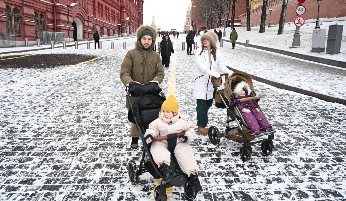     Люди гуляют по Красной площади в Москве. Источник: © РИА Новости Автор фото: Илья Питалев
