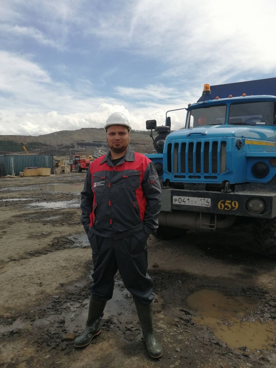 Дмитрий Морган в одной из своих реальностей. По профессии он горный электромеханик.