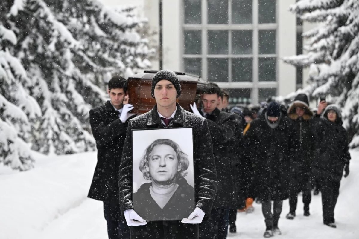    Вынос гроба с телом продюсера и телеведущего Александра Олейникова после церемонии прощания на Троекуровском кладбище. Александр Олейников скончался 24 января на 61-м году жизни.