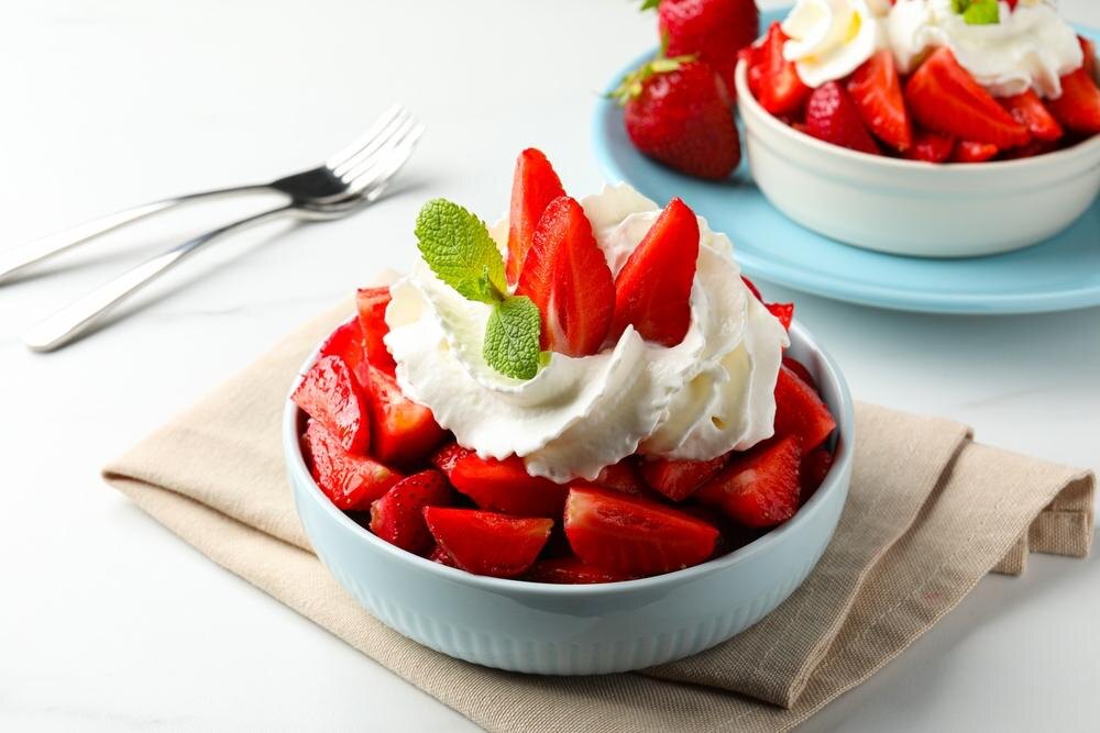 New Africa / Shutterstock / FOTODOM📷Растительные сливки хорошо взбиваются, и процесс занимает меньше времени, чем с молочными