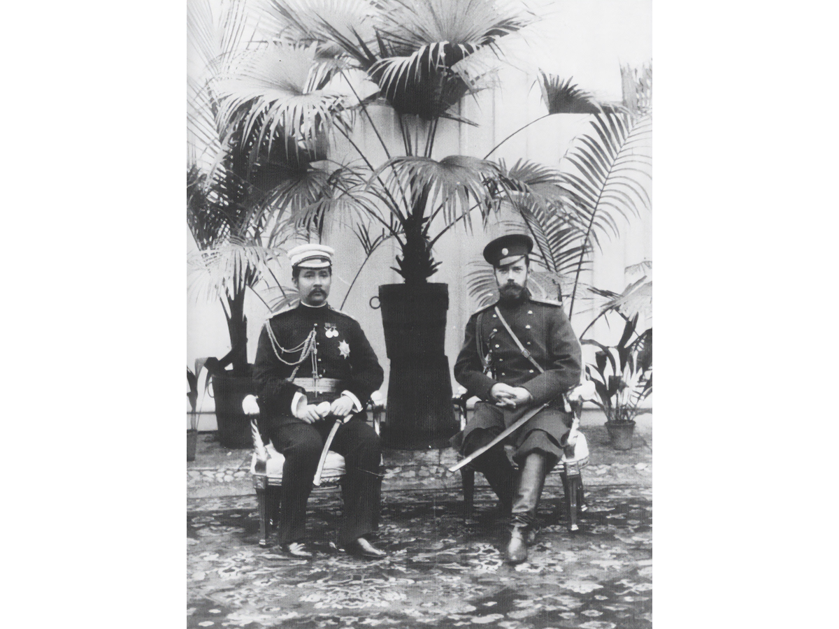 Совместный портрет императора Николая II и короля Сиама Чулалонгкорна (Рамы V) — редкий кадр эпохи, когда Россия и Сиам сближались дипломатически и искали друг в друге опору в большой игре великих держав.