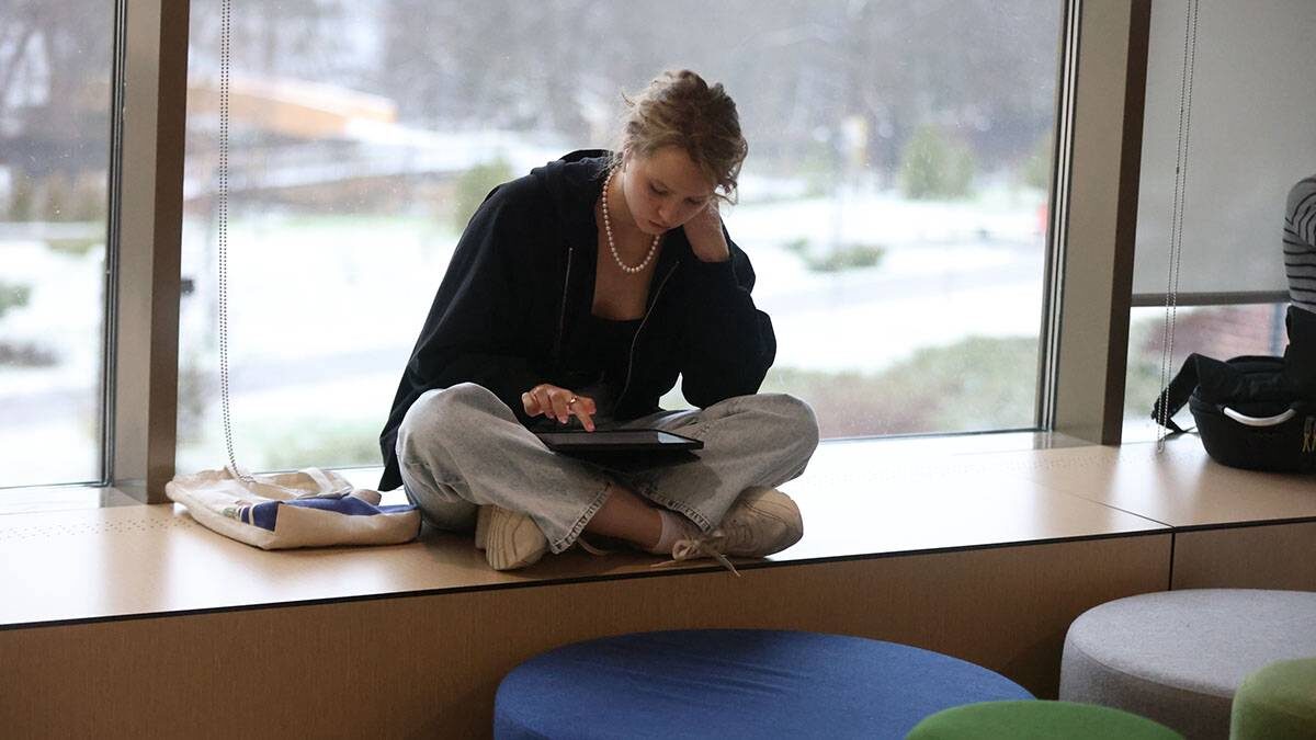    Представители поколения Z, выросшие с телефоном в руках, не представляют свою жизнь без гаджетов, интернета и социальных сетей / Фото: Виктор Хабаров / Вечерняя Москва