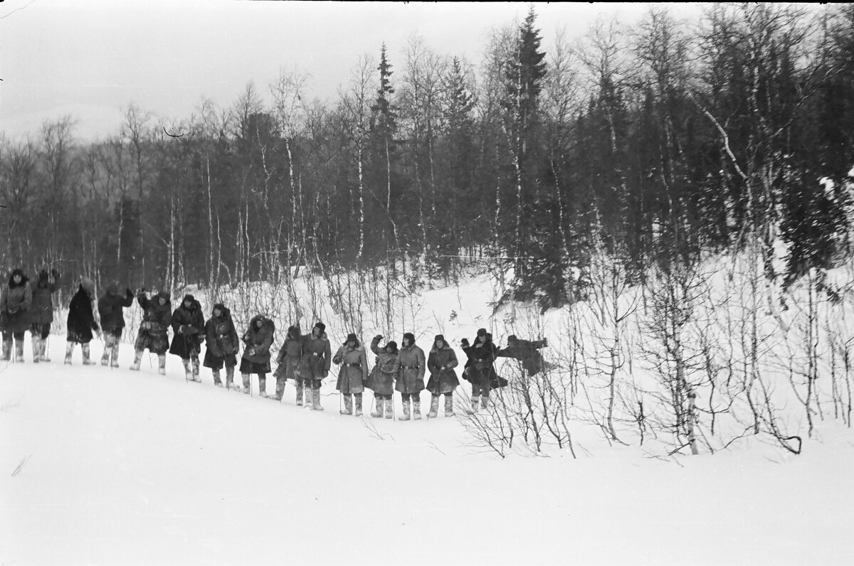 Вертухаи из Ивдельлага во время "поисковых работ", у горы Холатчахль, недалеко от Кедра. 