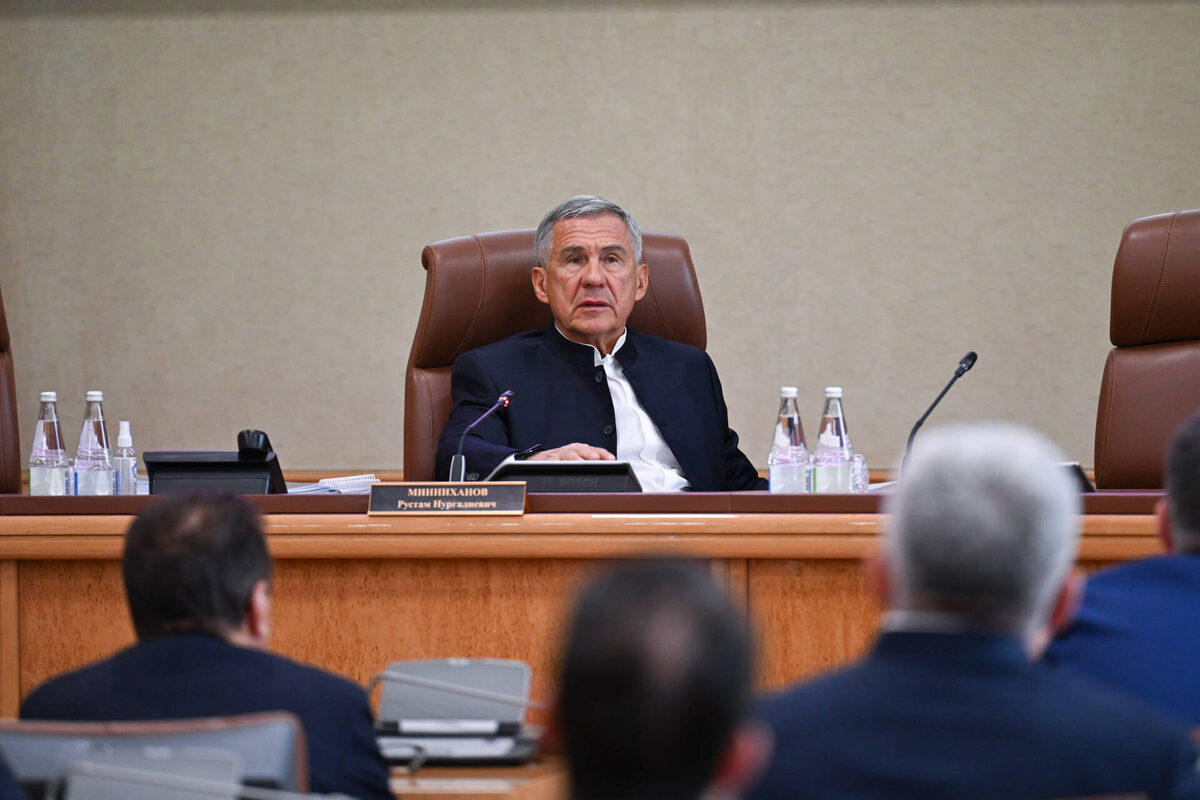 Рустам Минниханов: «Хочу выразить благодарность нашей комиссии – вот уже десять лет мы вместе работаем. Официально ее деятельность была утверждена постановлением 15 января 2016 года»Фото: rais.tatarstan.ru